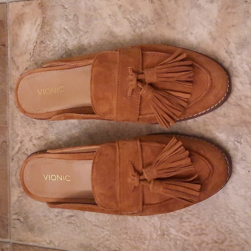 Vionic Reagan size 8 tassle mules tan
